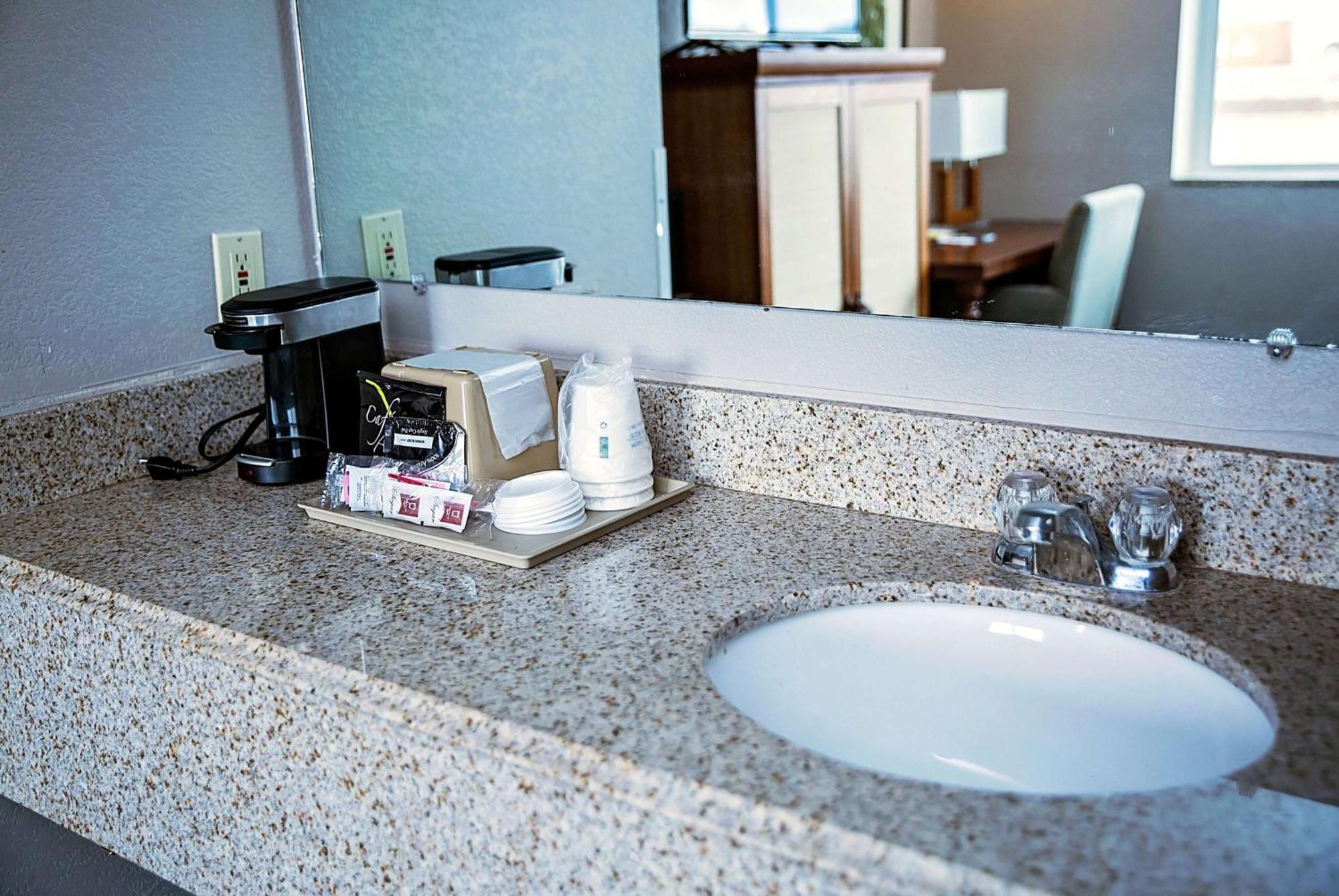ซูเปอร์ 8 บาย วินด์แฮม ฮอลบรูค Hotel โฮลบรุค ภายนอก รูปภาพ